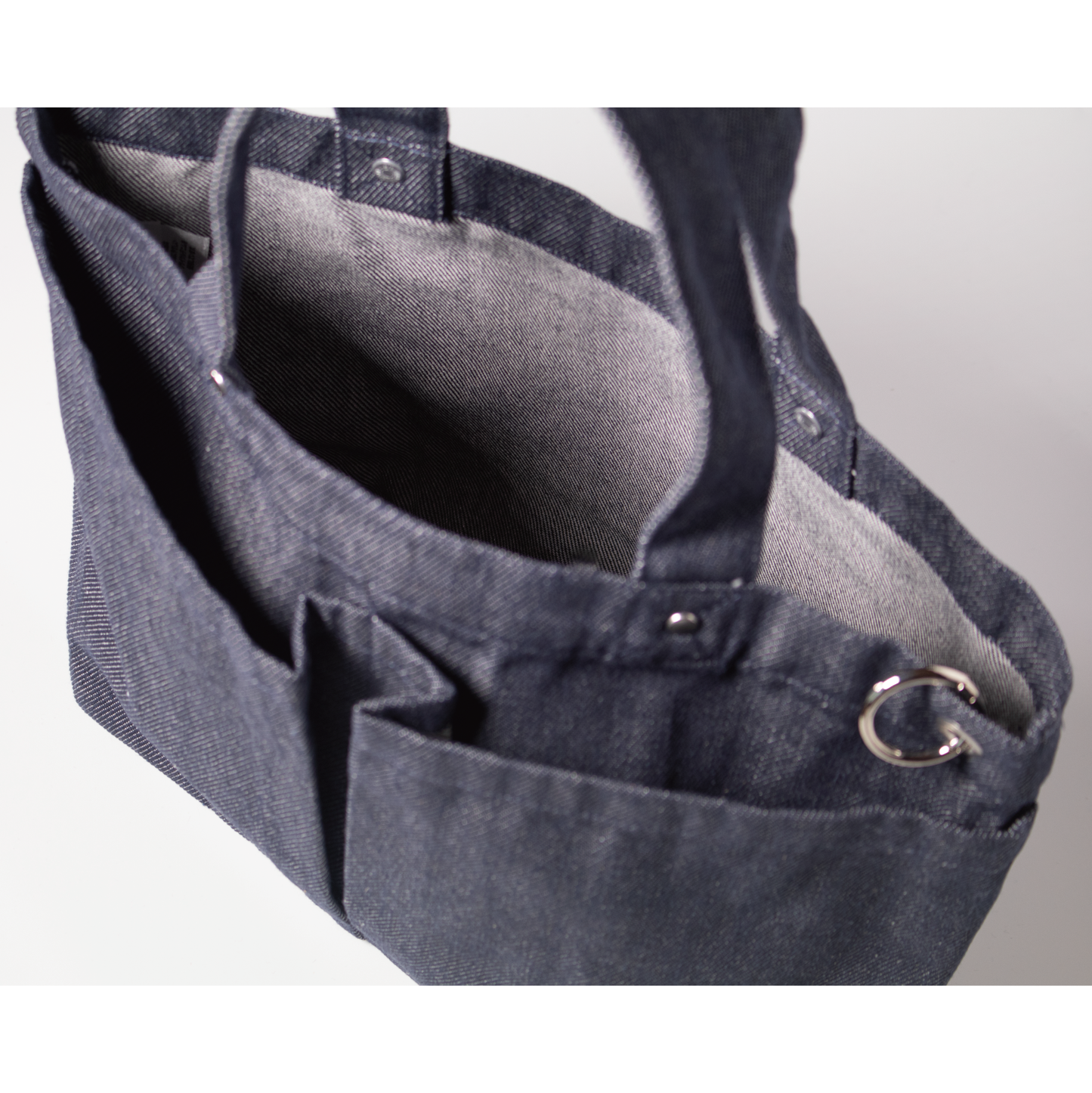 NOJデニムトートバッグ側面。外ポケットと金属製カラビナの仕様が分かる画像