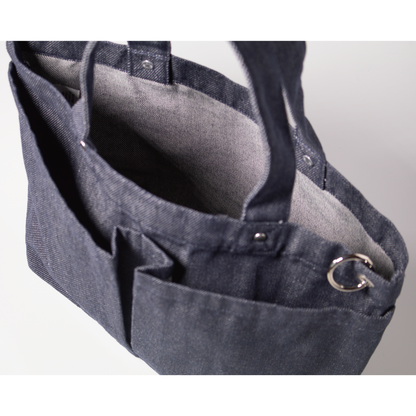NOJデニムトートバッグ側面。外ポケットと金属製カラビナの仕様が分かる画像