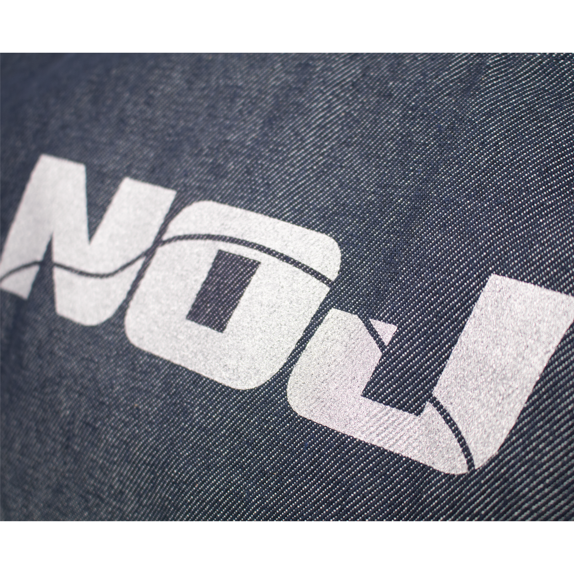 デニム生地にプリントされたNOJロゴの拡大画像