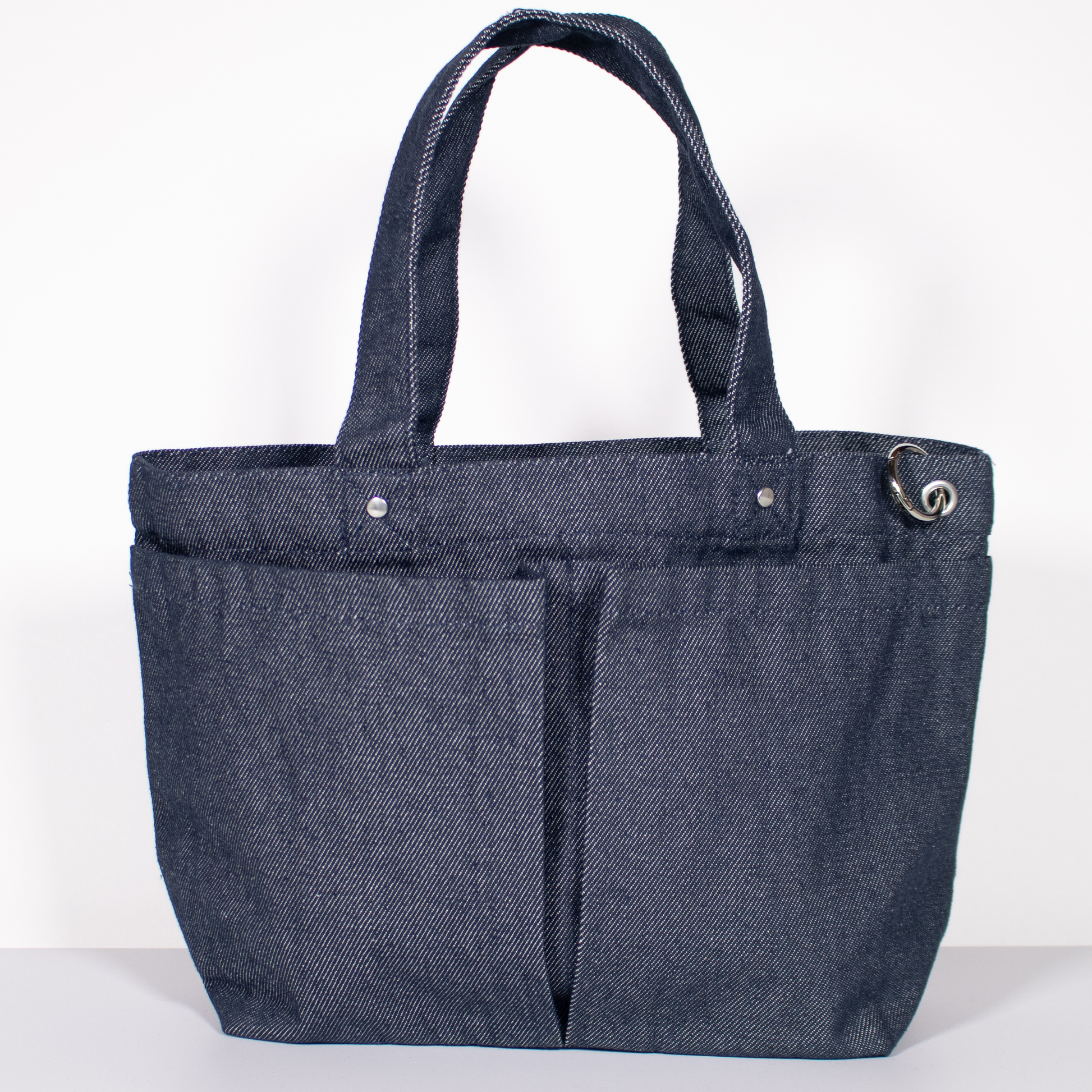 NOJデニムトートバッグ背面画像。濃紺デニム生地、外ポケット2つ、カラビナ付き