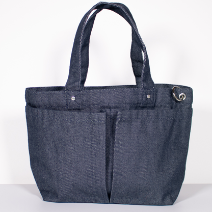 NOJデニムトートバッグ背面画像。濃紺デニム生地、外ポケット2つ、カラビナ付き