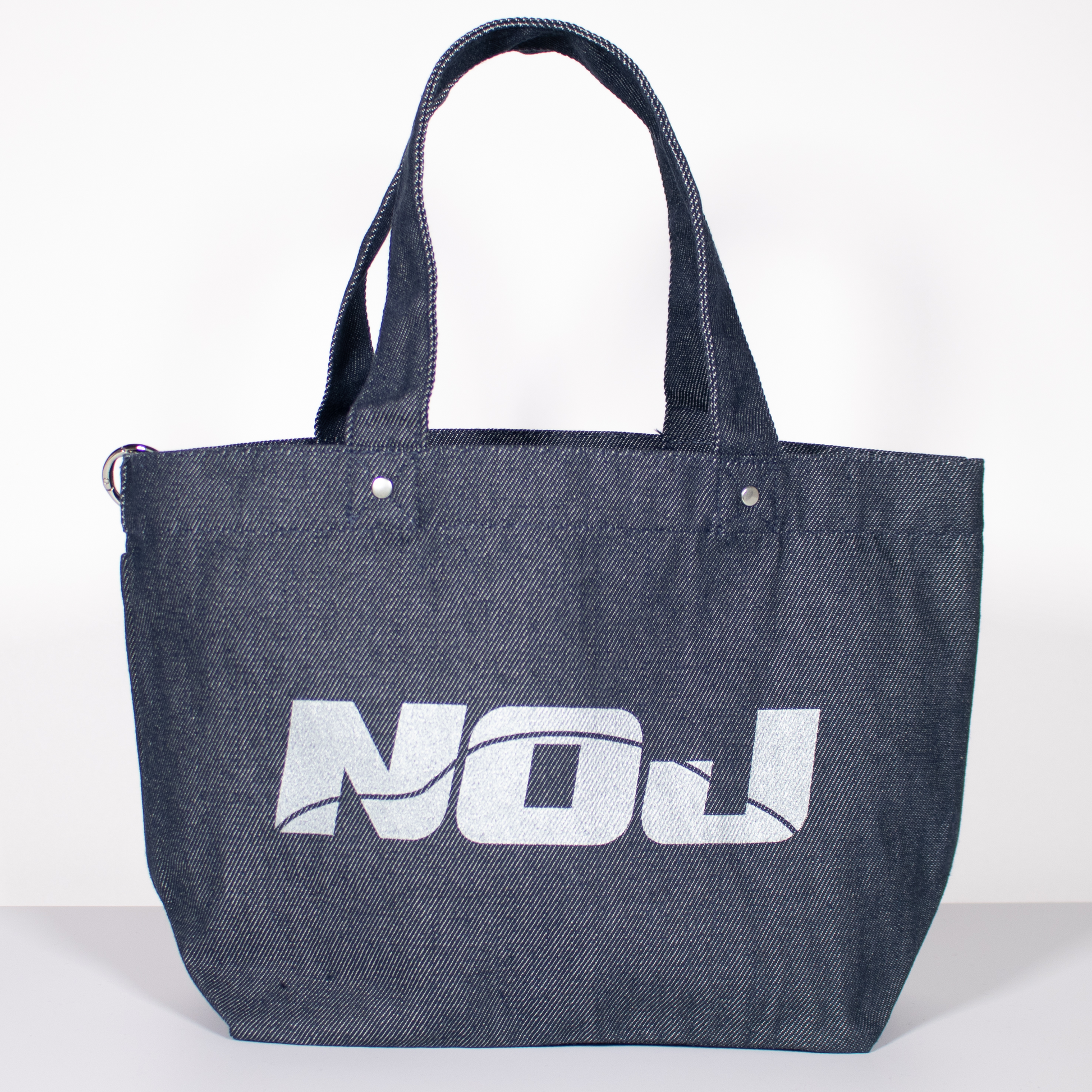 NOJロゴ入りデニムトートバッグの正面画像。濃紺デニム生地、外ポケット2つ、カラビナ付き